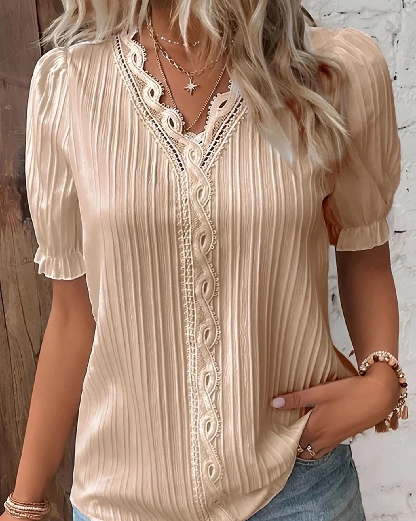 Normande Dames Top | Geborduurde V-Hals | Plissé Textuur