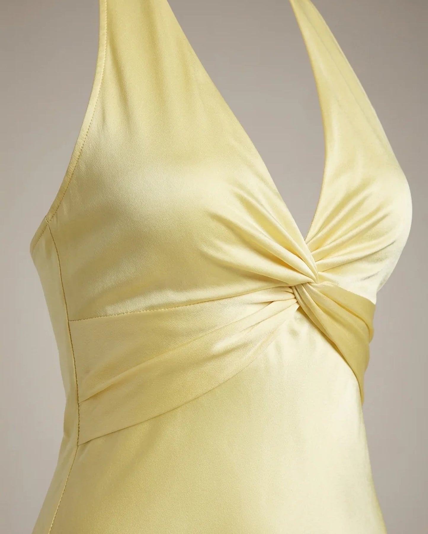 Loïse Dames Maxi Jurk | Halter Neck V-hals | Gedrapeerde Twist Detail Geel