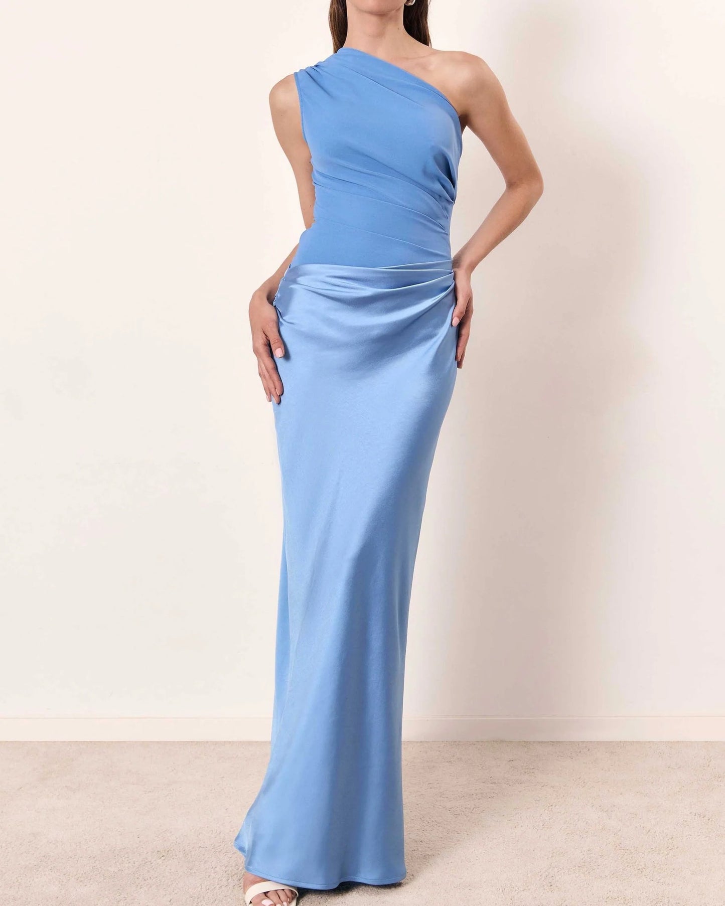 Bernardine Dames Maxi Jurk | One Shoulder | Satijn Afwerking