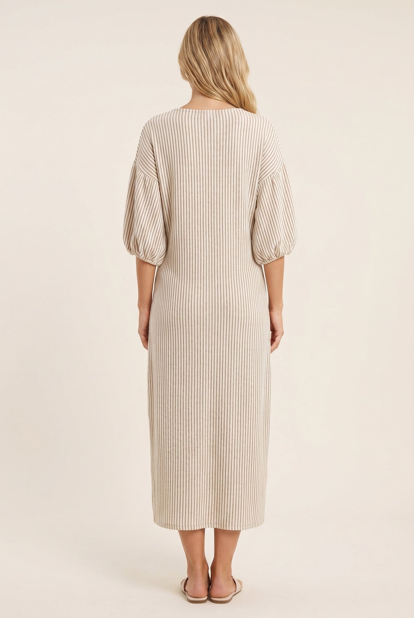 Éveline Dame Midi Kjole | Dyb V-Hals | Vertikal Stribetprint