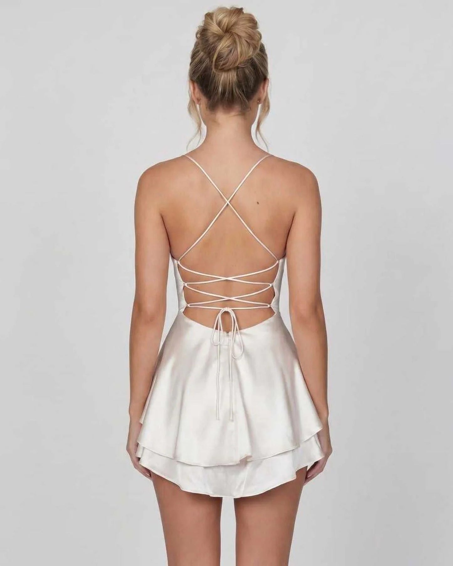 Prudence Dames Mini Kjole | Satinlignende Materiale | Udsvingende Nederdel