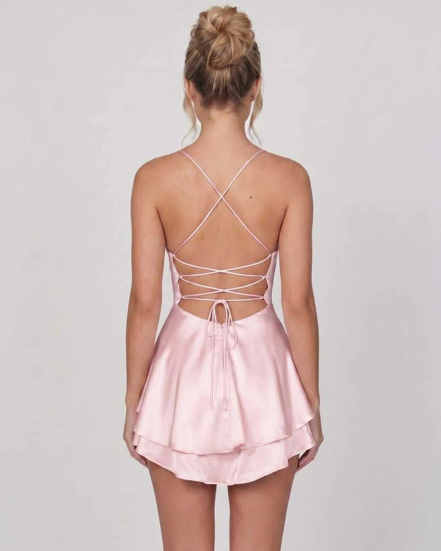 Prudence Dames Mini Kjole | Satinlignende Materiale | Udsvingende Nederdel