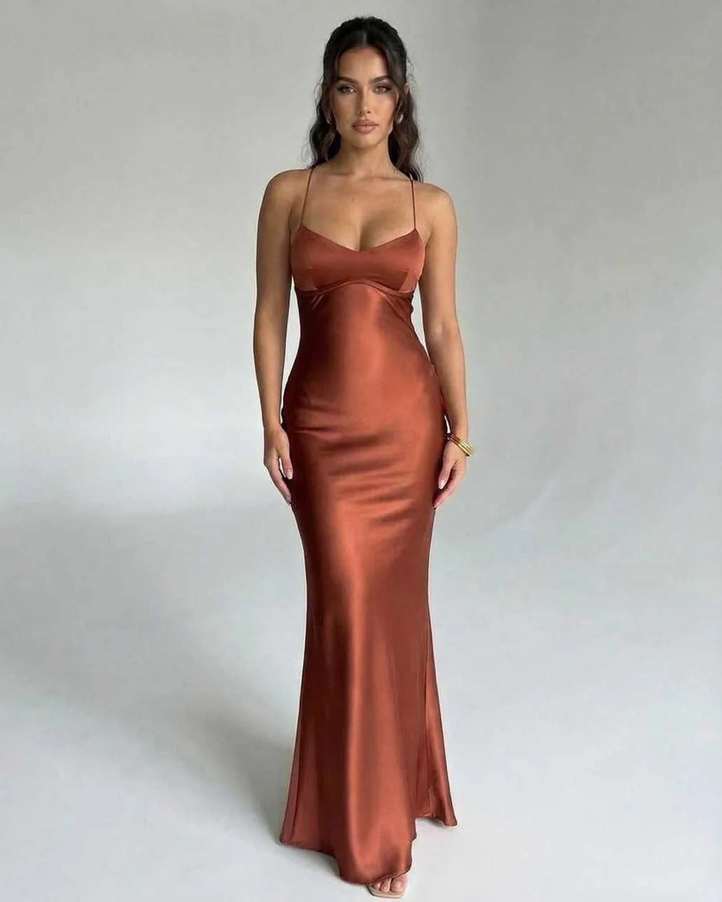 Sukienka maxi Romaine Dames | Krzyżowany tył | Satynowa tkanina