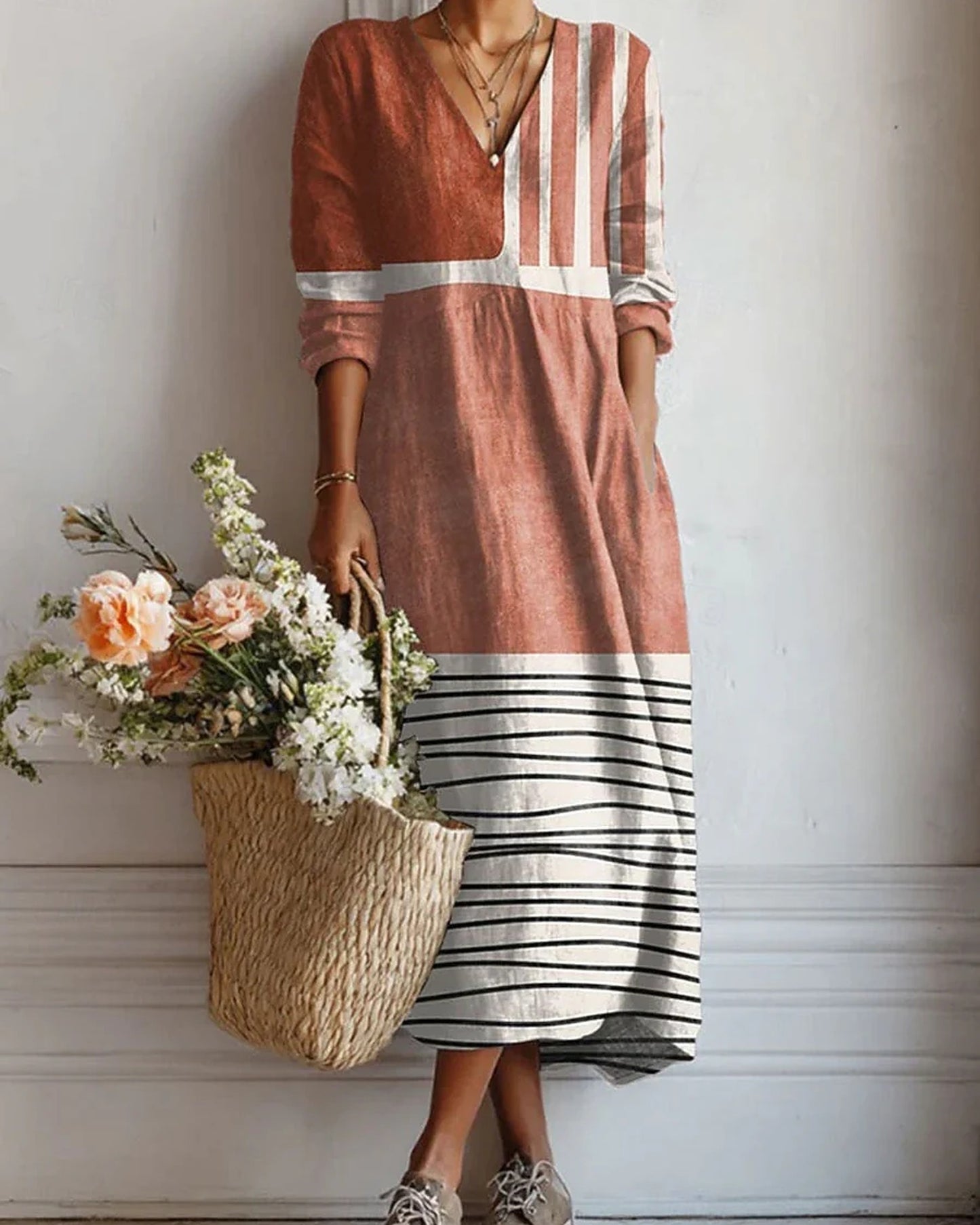 Adolphine Dame Midi Kjole | Blomsterprint | V-Hals med Knapper
