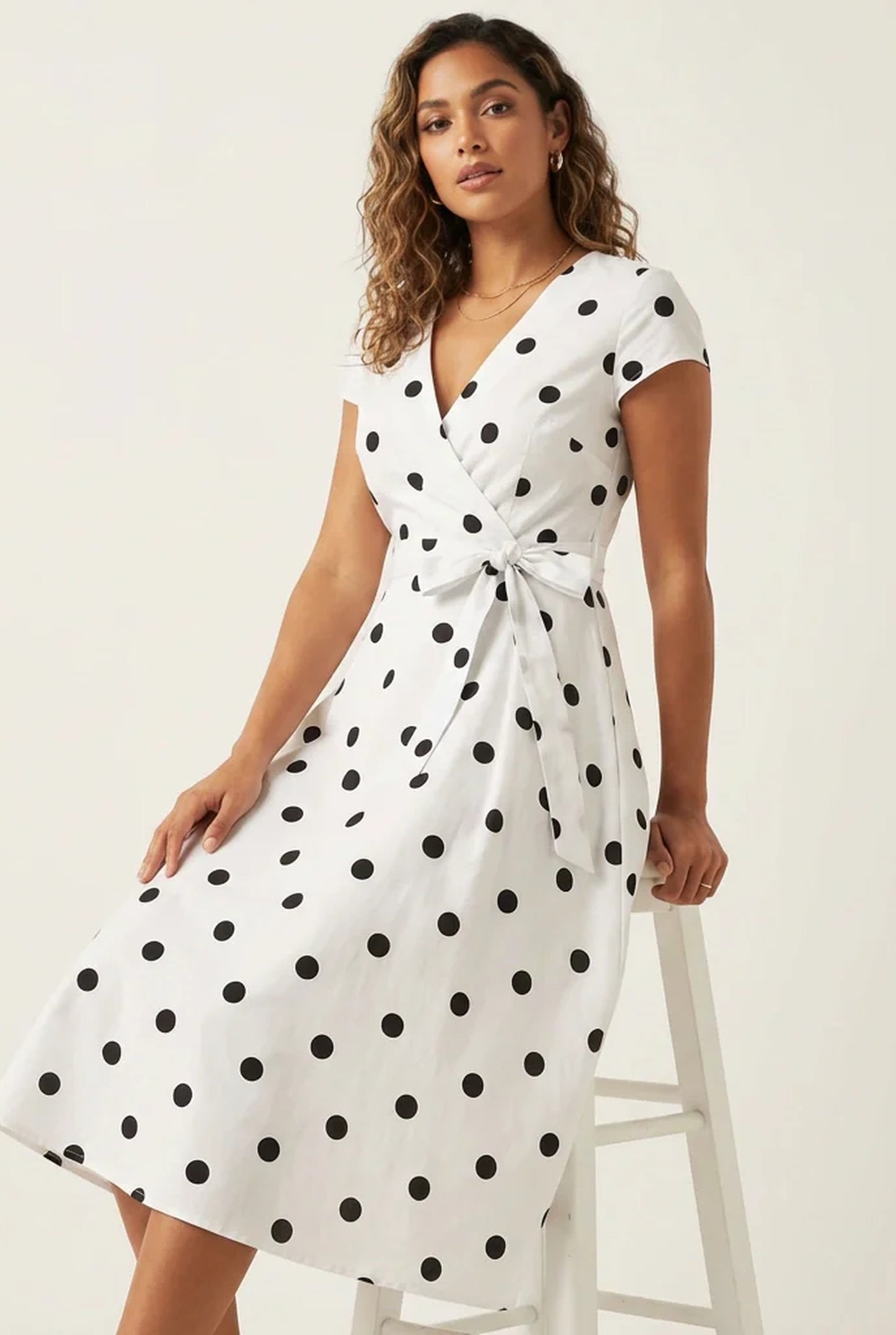 Fantine Dames Midi Jurk, Polkadot, V-Hals Wikkeldesign in Marineblauw – productfoto 2