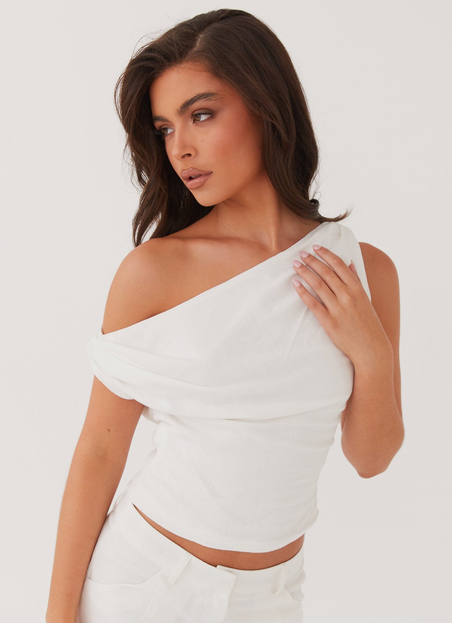 Amelise One-Shoulder Top – Linnenmix met Luxe Volants 1