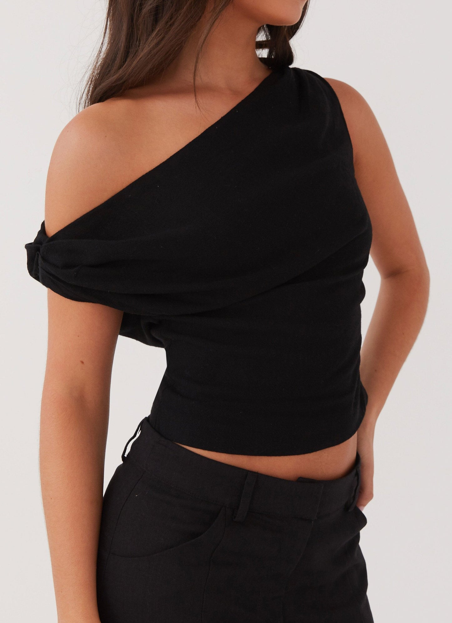 Amelise One-Shoulder Top – Linnenmix met Luxe Volants 12