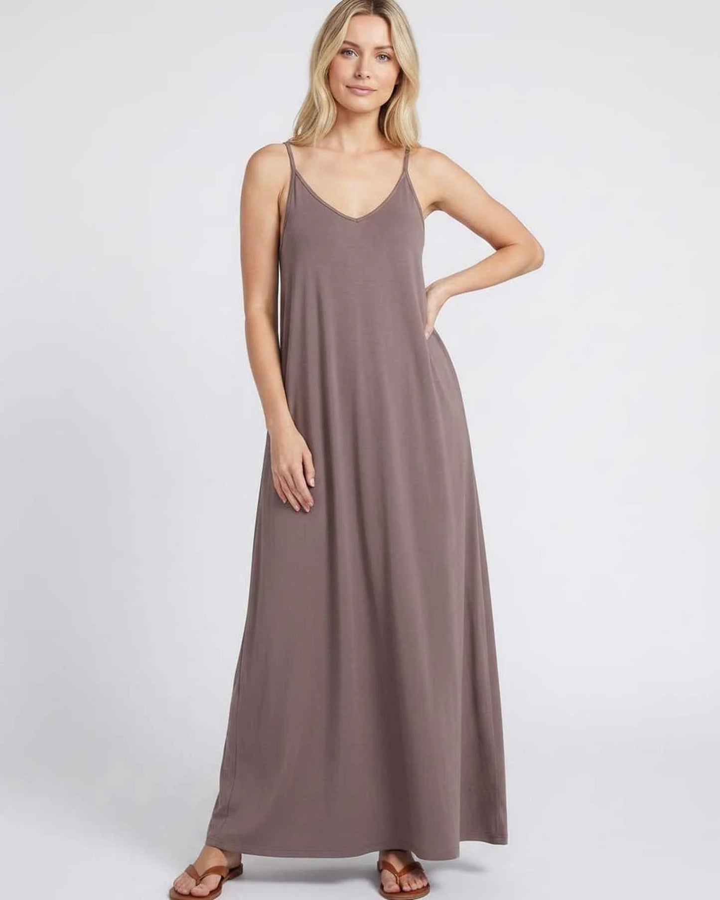 Solène Dames Maxi Jurk | V-Hals & Spaghettibandjes | Zijzakken