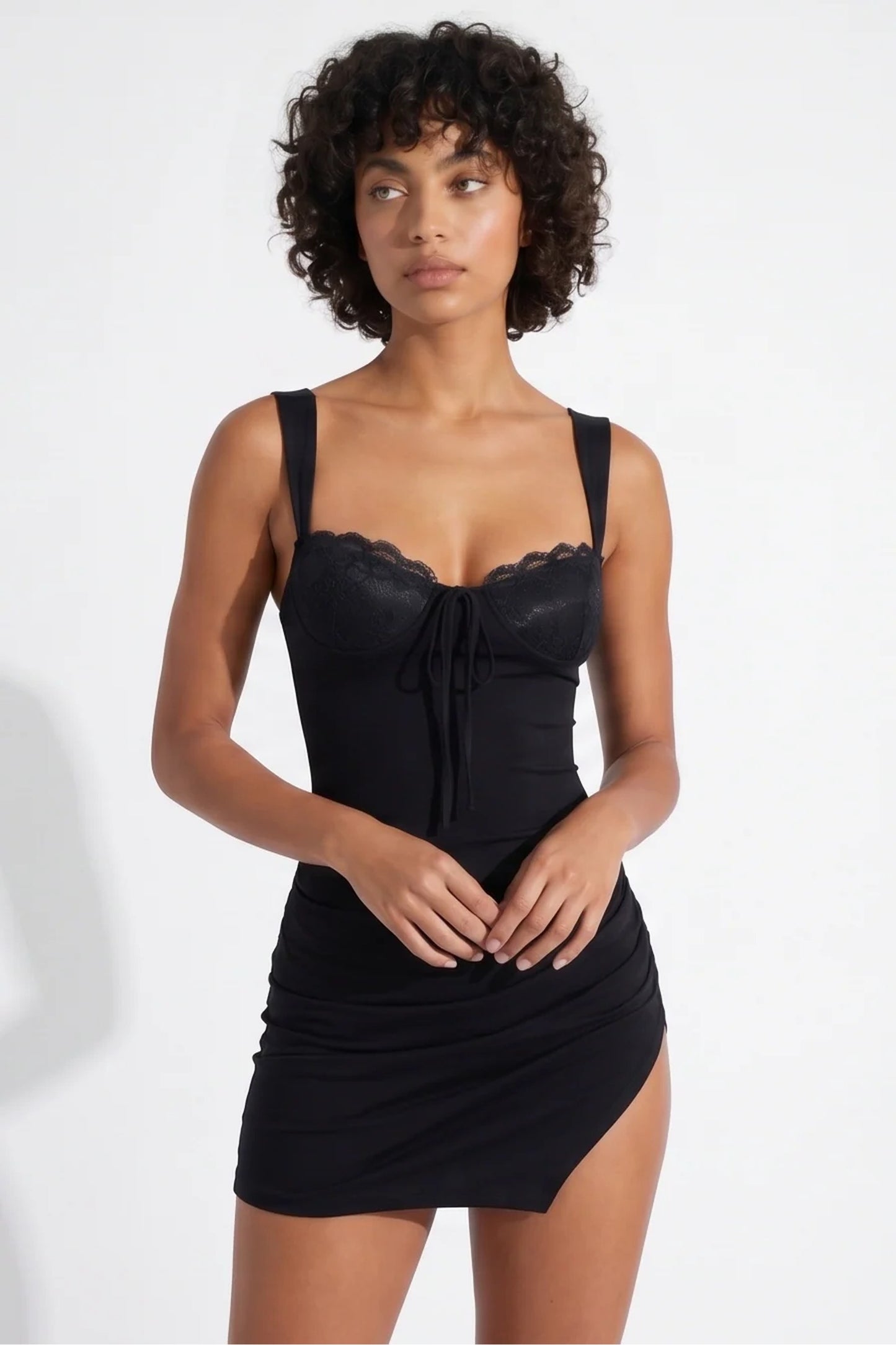 Solène Dames Mini Jurk | Strikdetail Buste | Gerimpelde Zijkant