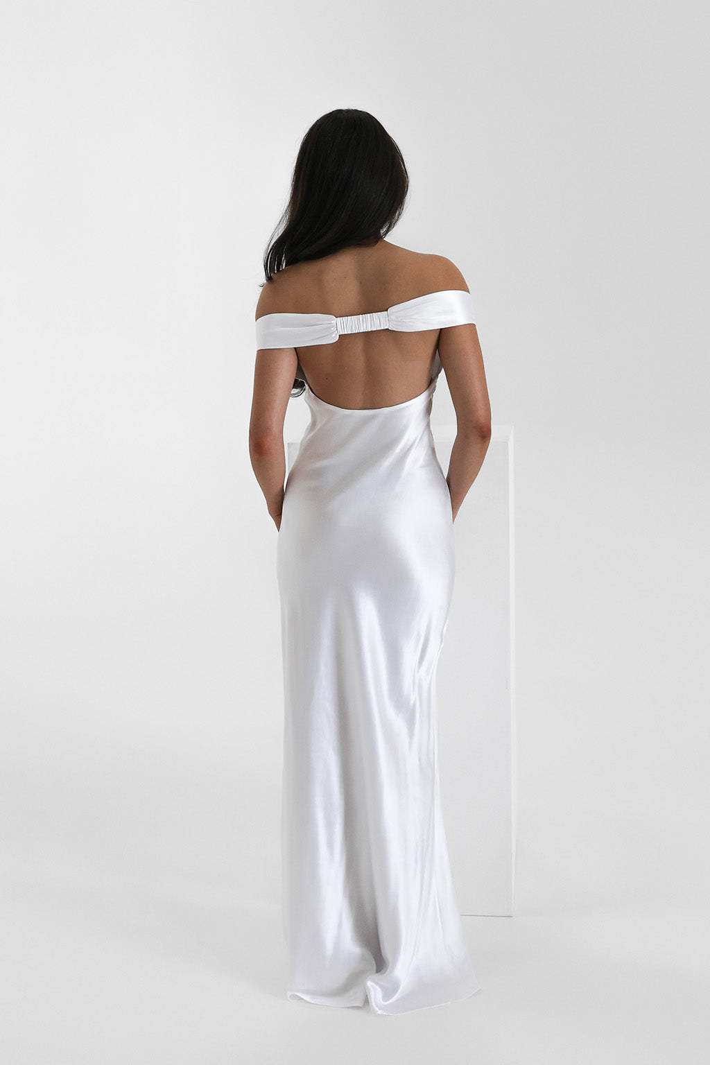 Delina Satijnen Maxi Jurk Dames – Open Rug in Champagnekleur 6