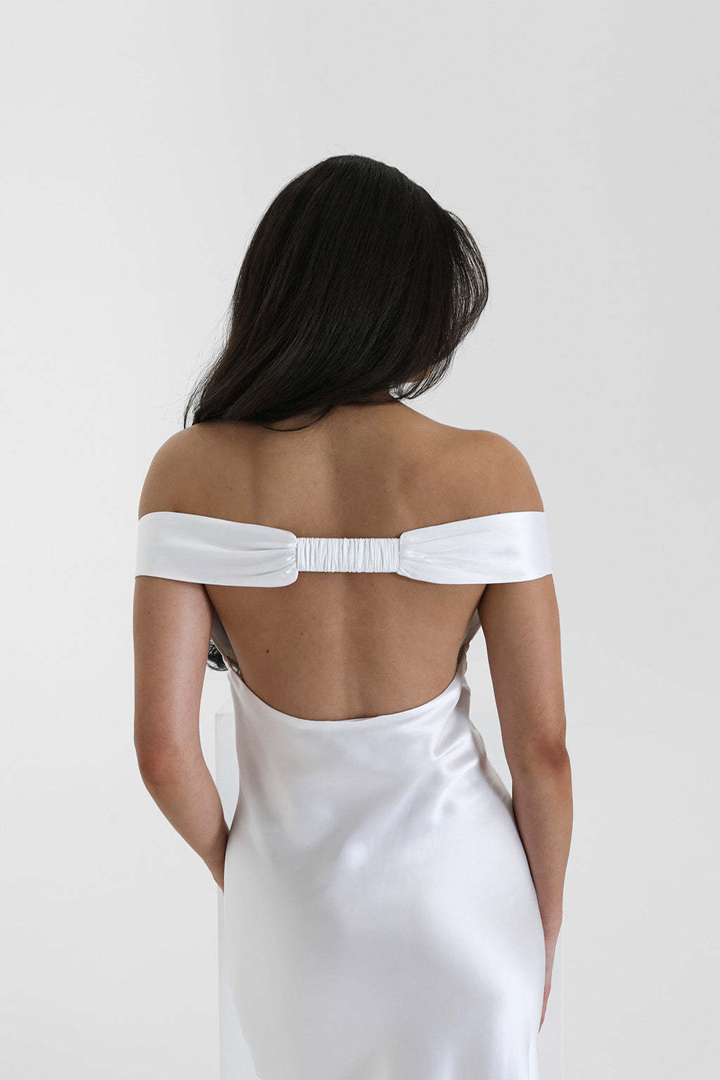 Delina Satijnen Maxi Jurk Dames – Open Rug in Champagnekleur 7