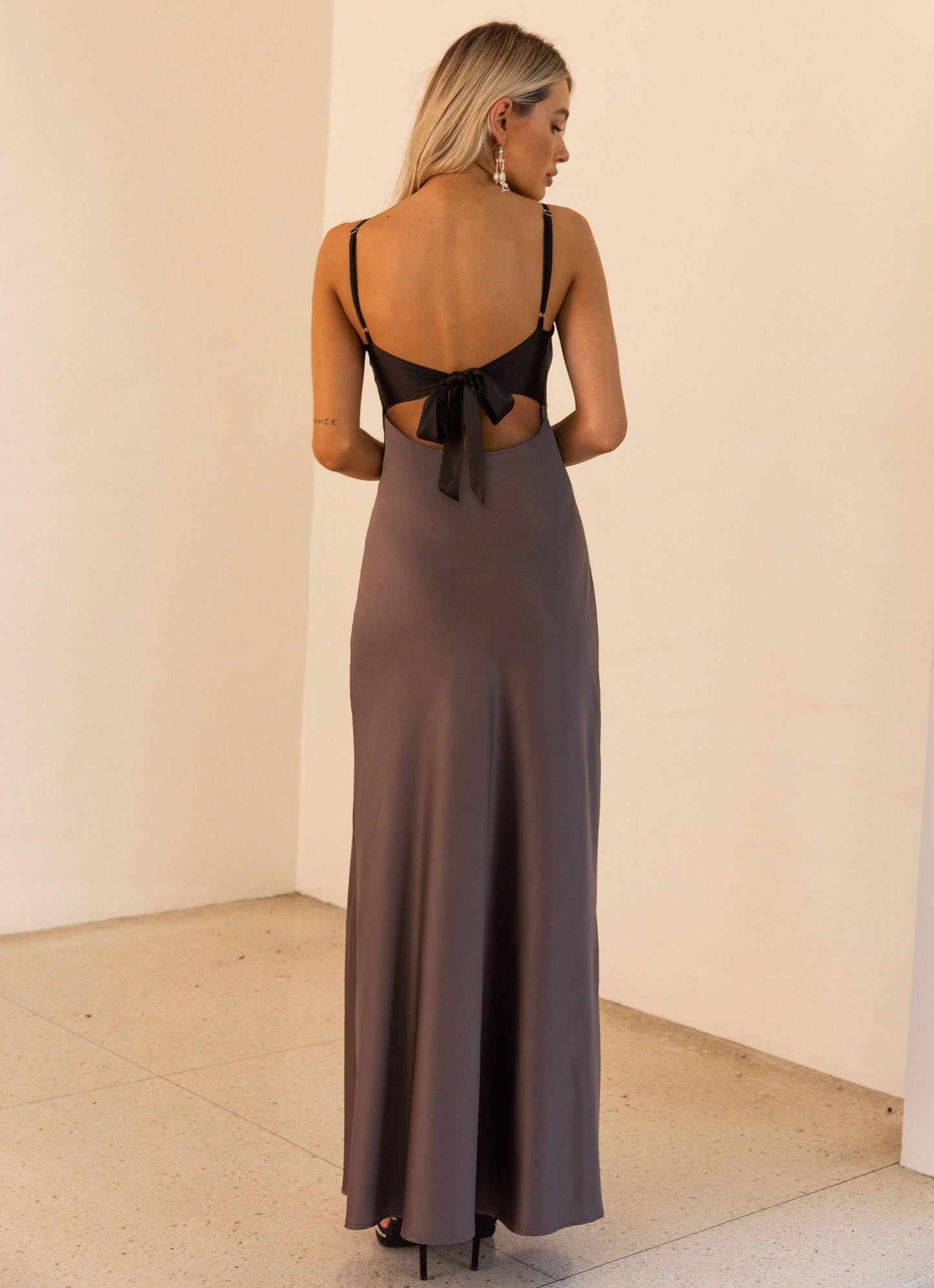 Elira Satijnen Maxi Jurk – Luxe V-hals met Strikdetail 14