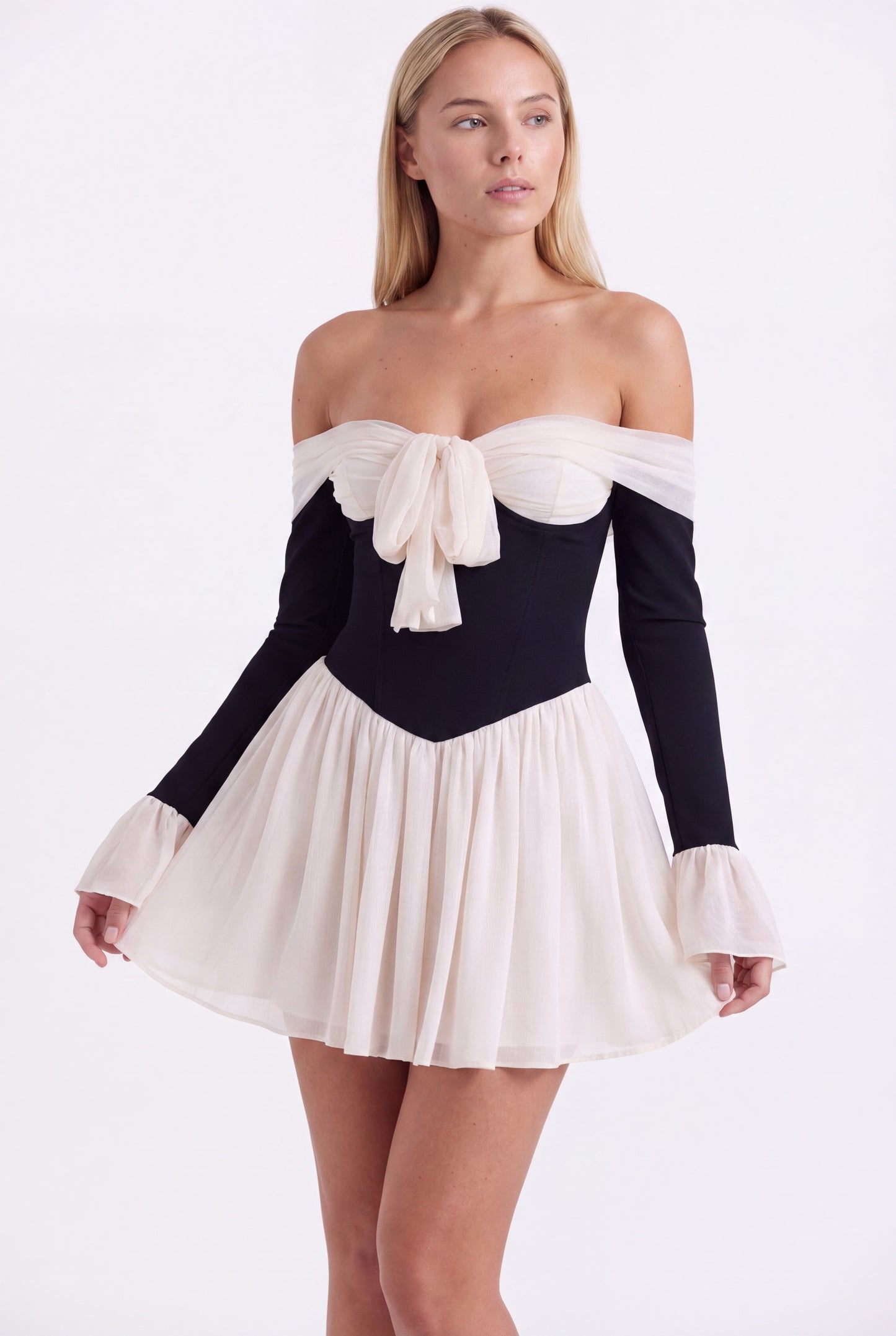 Dames Off-Shoulder Mini Jurk | Zwart Corset | Crème Geplooide Rok | Uitlopende Mouwen