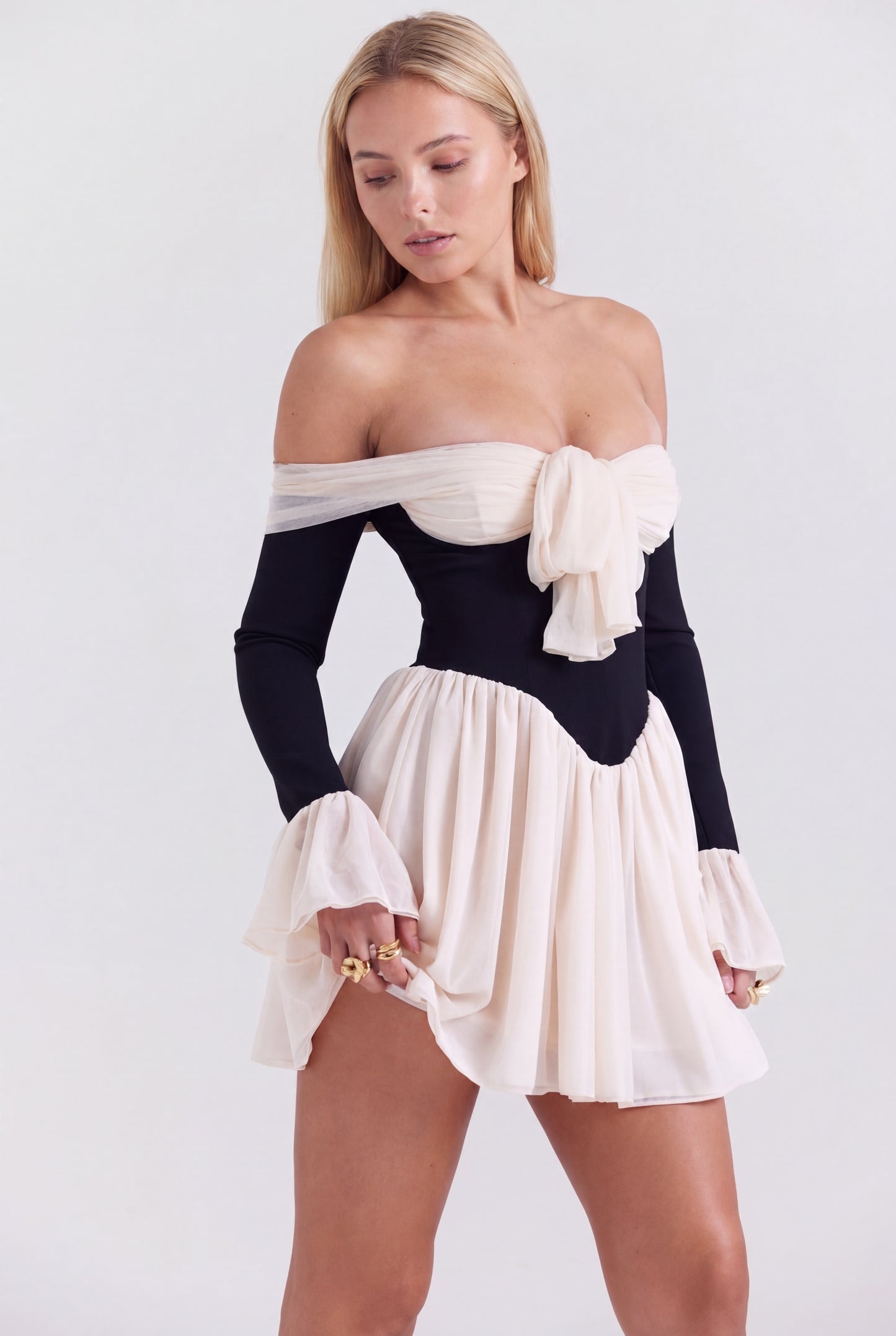 Dames Off-Shoulder Mini Jurk | Zwart Corset | Crème Geplooide Rok | Uitlopende Mouwen